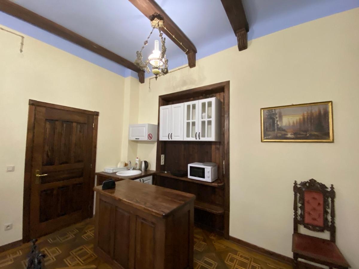Апартаменти Королівські На Вулиці Лесі Українки 19 Lviv Ngoại thất bức ảnh