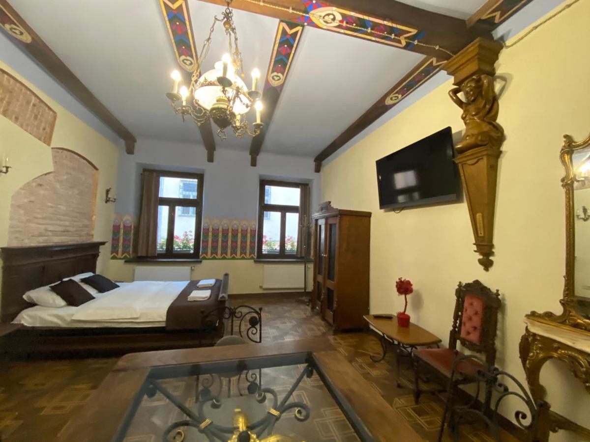 Апартаменти Королівські На Вулиці Лесі Українки 19 Lviv Ngoại thất bức ảnh