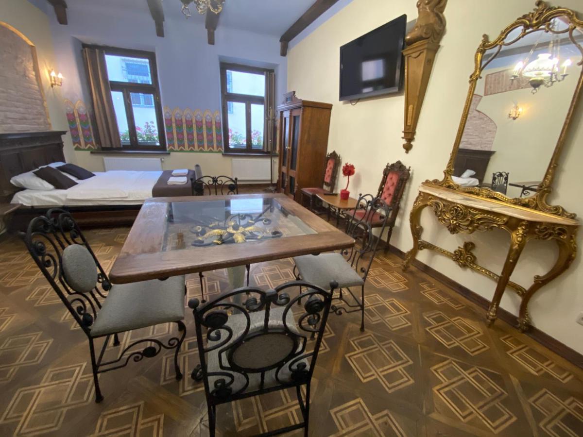 Апартаменти Королівські На Вулиці Лесі Українки 19 Lviv Ngoại thất bức ảnh